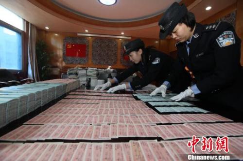 資料圖:警方正在清點假火車票以及單據(jù)等。 胡金力 攝 資料圖:警方正在清點假火車票以及單據(jù)等。 胡金力 攝