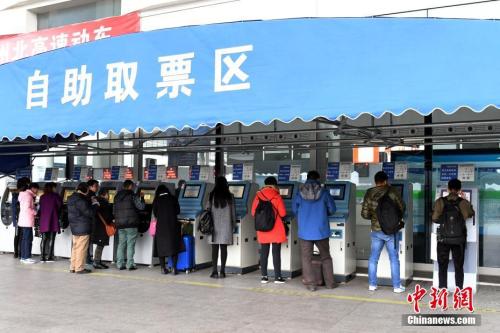 資料圖:圖為成都火車東站自助取票區(qū)。<a target='_blank' href='http://www.chinanews.com/'>中新社</a>記者 安源 攝 資料圖:圖為成都火車東站自助取票區(qū)。<a target='_blank' href='http://www.chinanews.com/'>中新社</a>記者 安源 攝