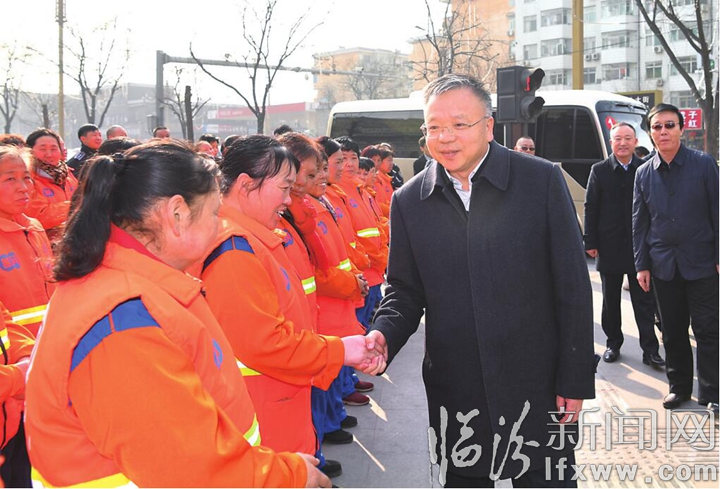 岳普煜劉予強等市領導慰問堅守一線的干部職工