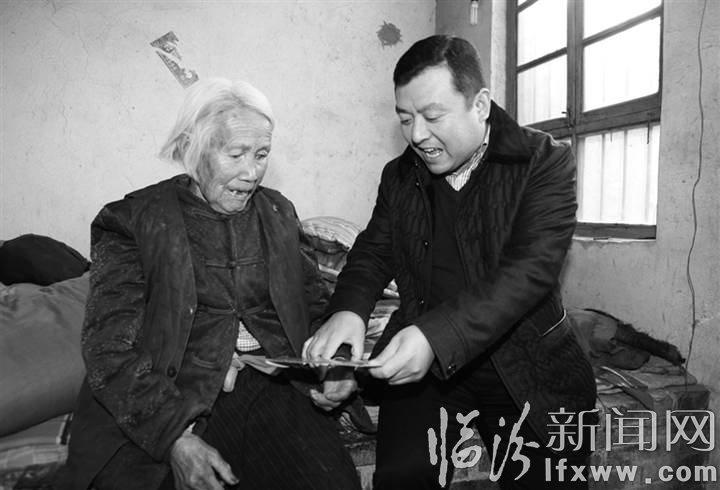 圖為杜振峰(右一)慰問困難群眾。 通訊員 呂勇俐 攝