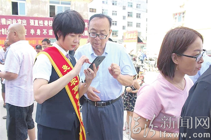 堯都農(nóng)商行舉行“美好生活、伴您成長(zhǎng)”“晉享e付”現(xiàn)場(chǎng)推介