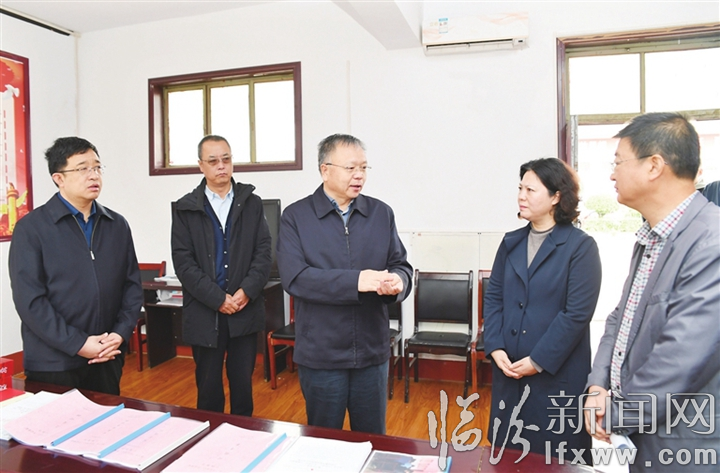 岳普煜在隰縣駐村調研