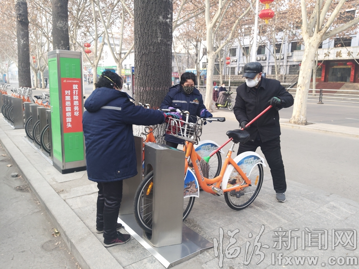 臨汾市區(qū)公共自行車、摩拜單車每天都要“洗澡”