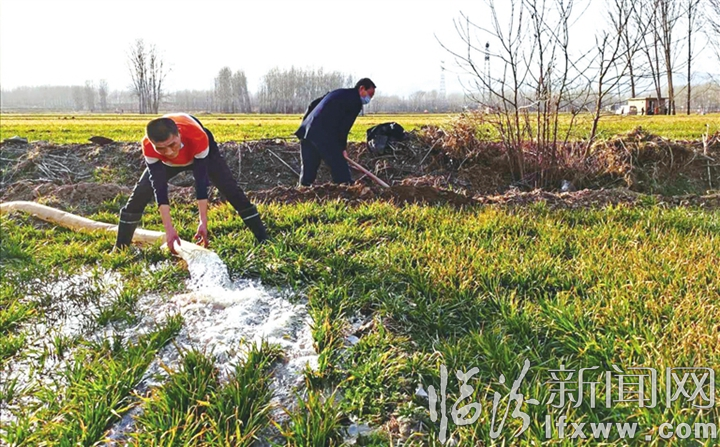 襄汾西院村:開(kāi)動(dòng)四眼機(jī)井 對(duì)全村八百余畝小麥進(jìn)行澆灌