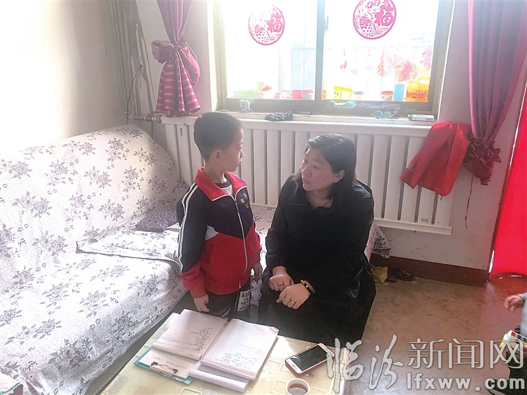 楊李莉老師在與孩子交流