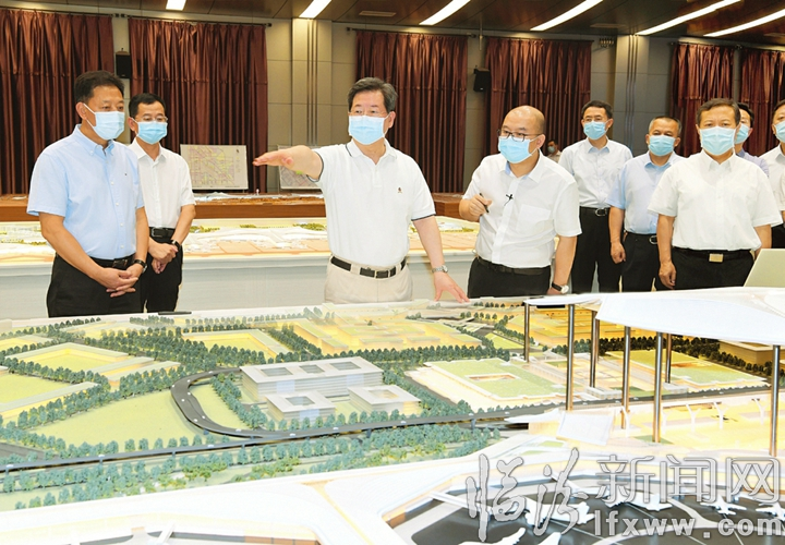 樓陽(yáng)生在山西航產(chǎn)集團(tuán)現(xiàn)場(chǎng)辦公時(shí)強(qiáng)調(diào) 以文化自信歷史眼光設(shè)計(jì)建設(shè)太原武宿國(guó)際機(jī)場(chǎng)第三航站樓