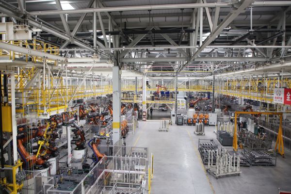 北汽株洲基地二工廠焊裝車間林立的機器人。