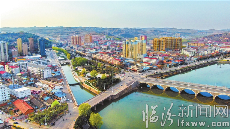 一河碧水醉霞光