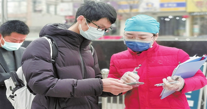 臨汾市中心醫院醫護人員指導居民完成掃碼注冊