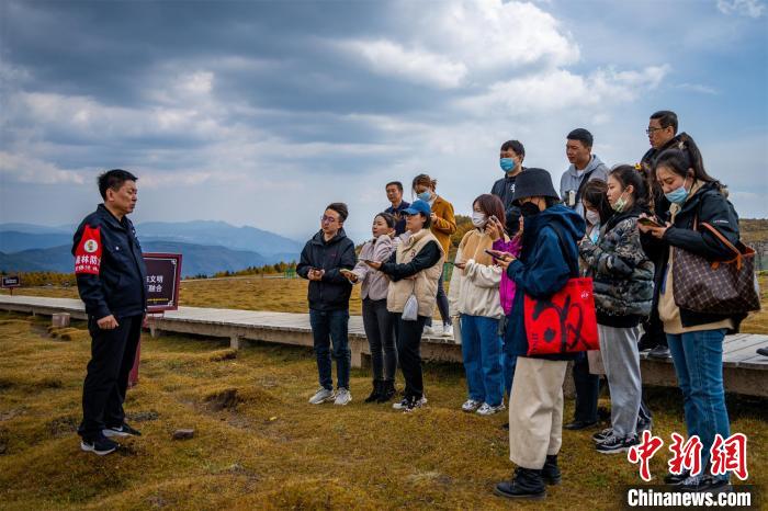 “美麗中國 網絡媒體生態行”山西篇網絡主題活動記者團走進馬侖草原 馬夢迪 攝