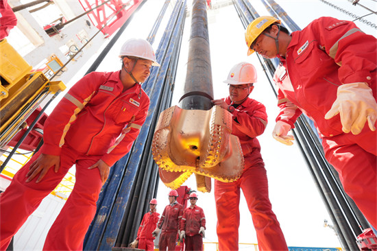 在深地塔科1井鉆進現場,技術人員及時掌握鉆頭等器具使用及完好情況。 陳士兵攝