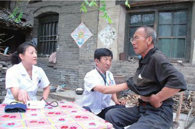 醫護人員給幫扶對象進行體檢