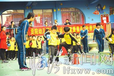 2、博學班(大班)小朋友進行小小投球手比賽。