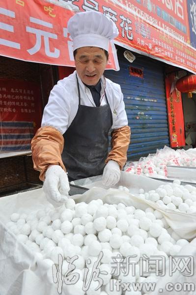 肖家元宵制作傳承人肖志忠在查看做好的元宵成品。.jpg
