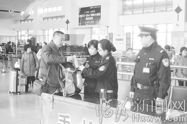 安檢隊員對旅客進行開包檢查