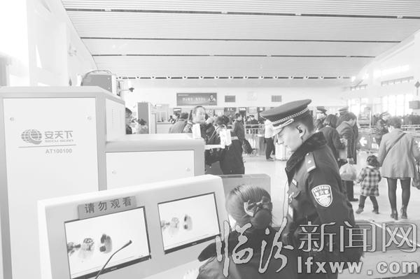 ▲民警盯控值機崗位,確保旅客出行安全