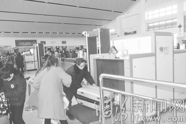 ▲引導崗人員幫助旅客放置行李進行安檢