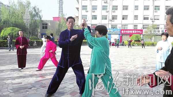 臨汾秦義生:悉心講解 傳授“太極八法”