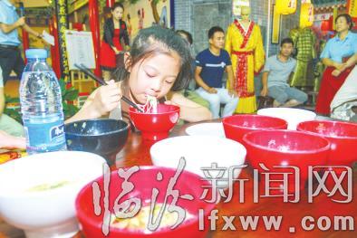 臨汾“陜西村”:“大胃王”十分鐘咥94碗