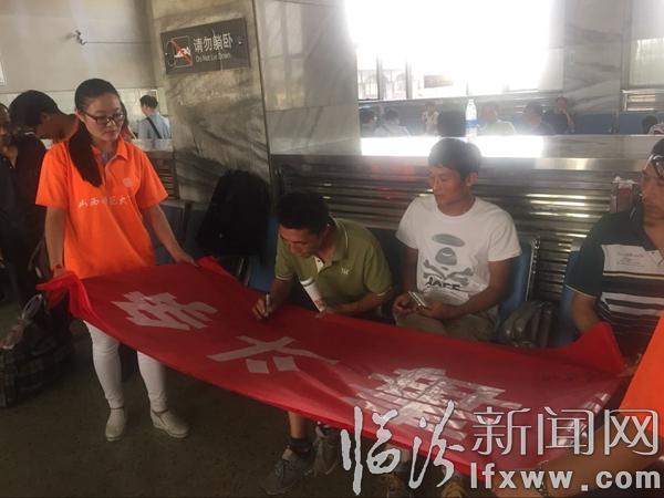 山西師范大學(xué)“三下鄉(xiāng)”禁毒宣講活動在臨汾火車站舉行