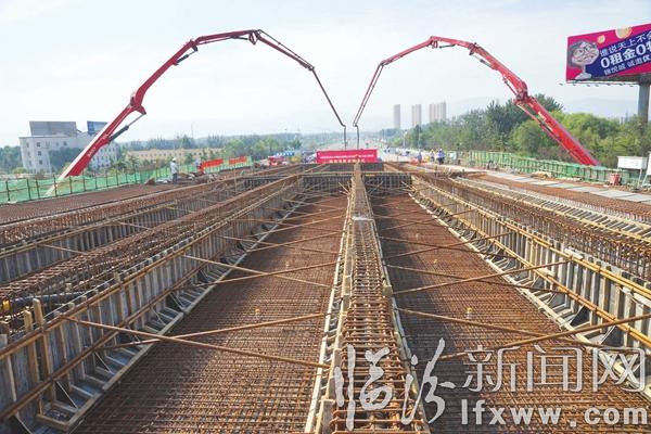 臨汾迎賓大道與濱河?xùn)|路立交橋工程舉行箱梁澆筑啟動(dòng)儀式