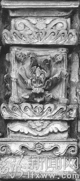 北房上精美的磚雕