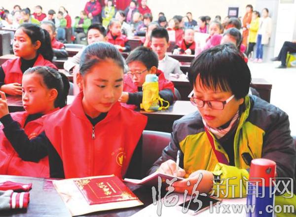 臨汾晚報(bào)小記者團(tuán)舉辦2016年度表彰大會(huì)暨第二屆小記者節(jié)文藝匯演