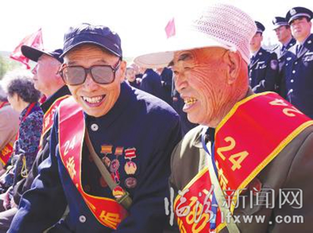 董木祥(右一)與老戰友王官虎交談