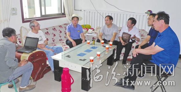 何駑先生(左二)和大家交流。