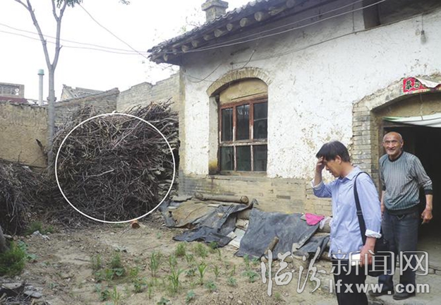 黃正誠當年就藏在柴草堆的位置