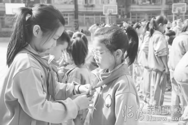 臨汾:紅領(lǐng)巾胸前飄 少先隊員夢起航