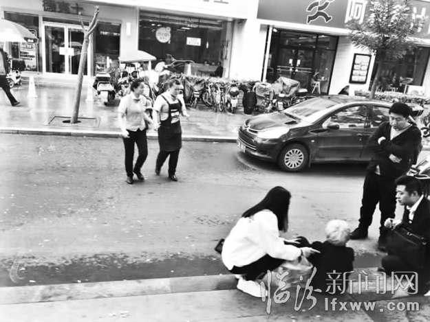 臨汾:老人不慎跌倒 眾人主動幫扶