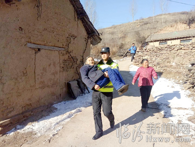 安澤:老人想辦身份證動(dòng)不了 交警抱起來(lái)就走