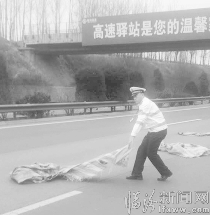 山西高速交警:篷布掉落存隱患 民警迅速排險情