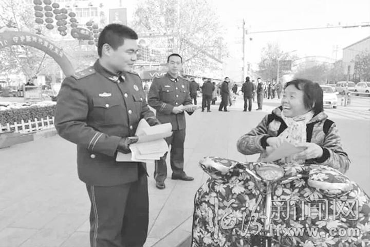 洪洞縣公安局:“110宣傳日”我們?cè)谛袆?dòng)